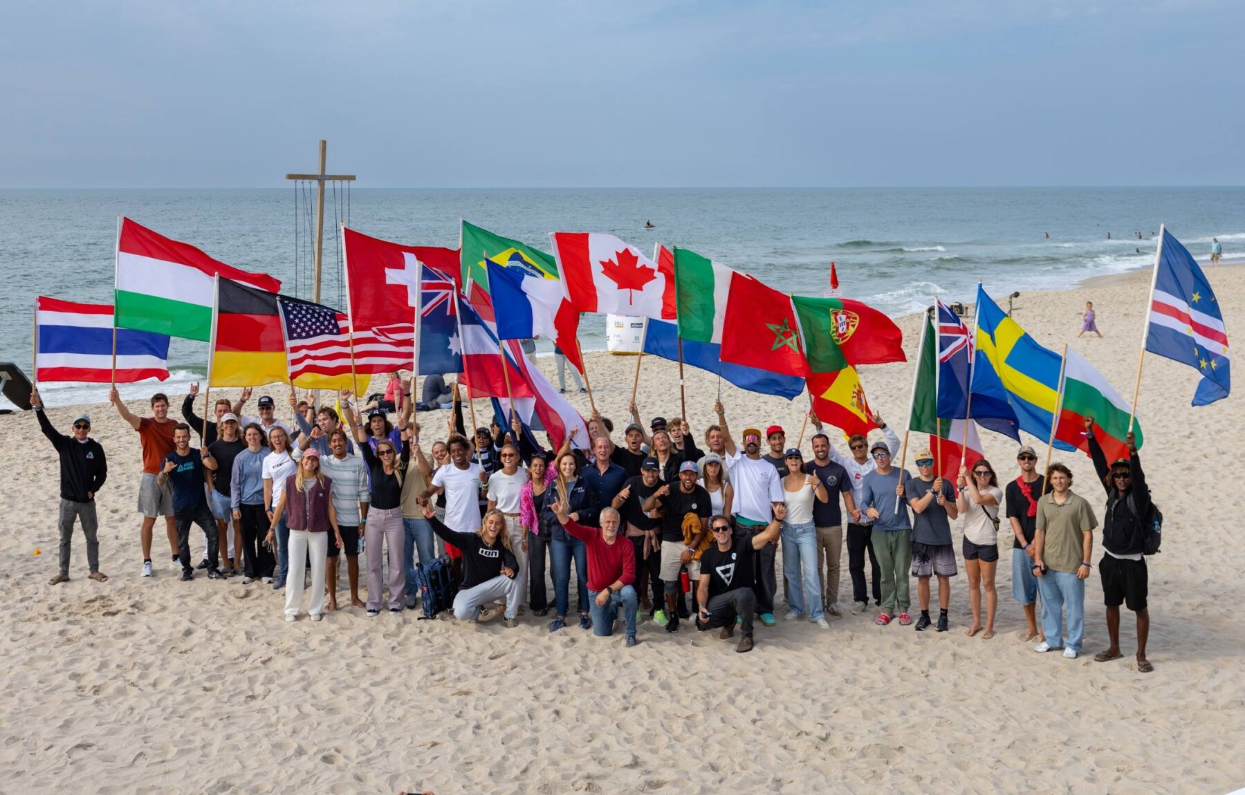 Eröffnungszeremonie Gruppenfoto Surfer mit Flaggen